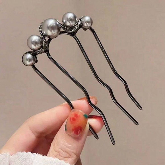 Luxe Faux Pearl Hair Accessory - Picture 3 of 4